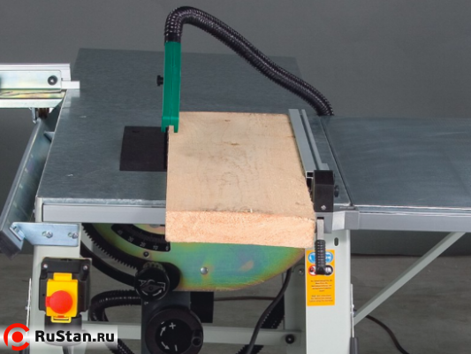 Параллельный упор позволяет производить на станке обрезку кромок и роспуск досок, снимать фаски и делать угловые резы фото №3 Holzstar TKS 315 Pro (220 В) фото №3